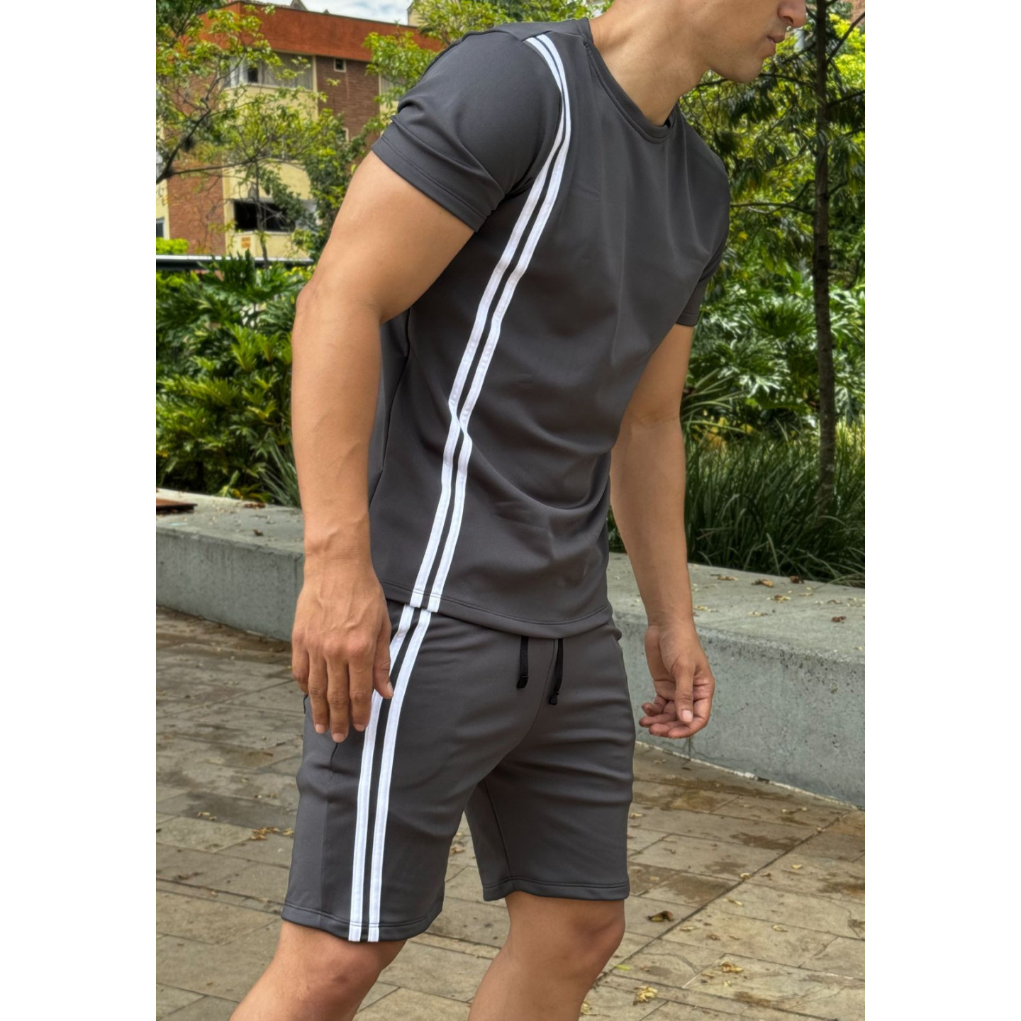 Conjunto deportivo GRIS 2 RAYAS Camiseta + Pantaloneta  Slim fit