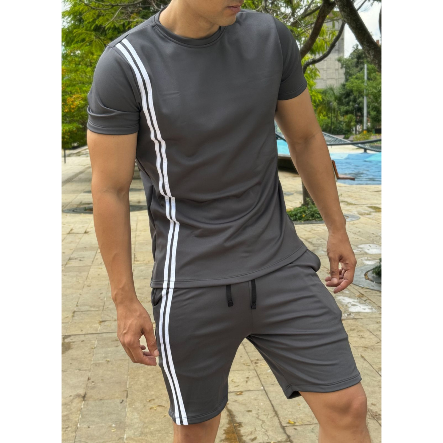 Conjunto deportivo GRIS 2 RAYAS Camiseta + Pantaloneta  Slim fit